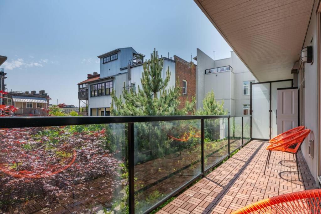Clean 3rd Floor Executive 1 Bedroom Apt In Old Town China Town Victoria