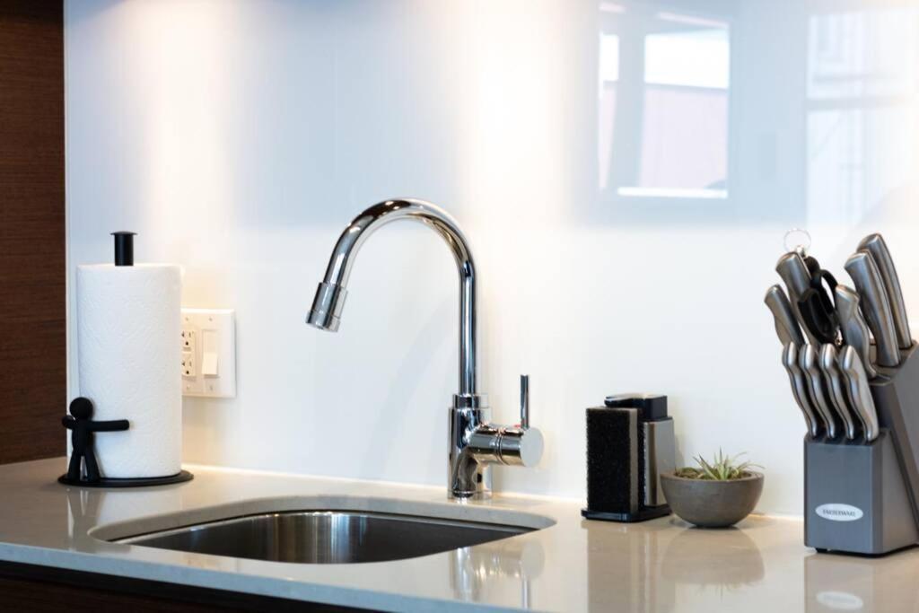 Clean 3rd Floor Executive 1 Bedroom Apt In Old Town China Town * Victoria