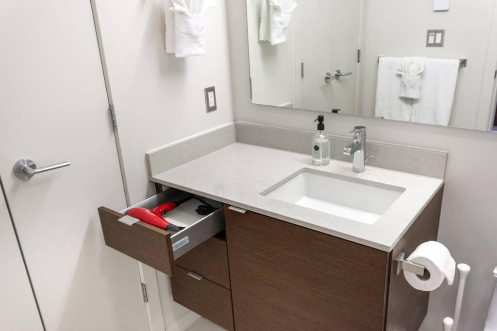 Clean 3rd Floor Executive 1 Bedroom Apt In Old Town China Town